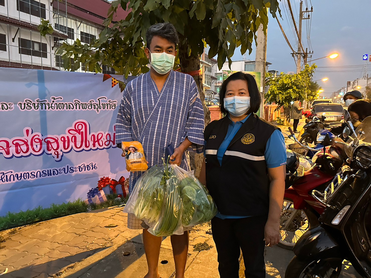 title - ส.ป.ก.สุโขทัย ร่วมใจส่งสุขปีใหม่ มอบให้ประชาชน
